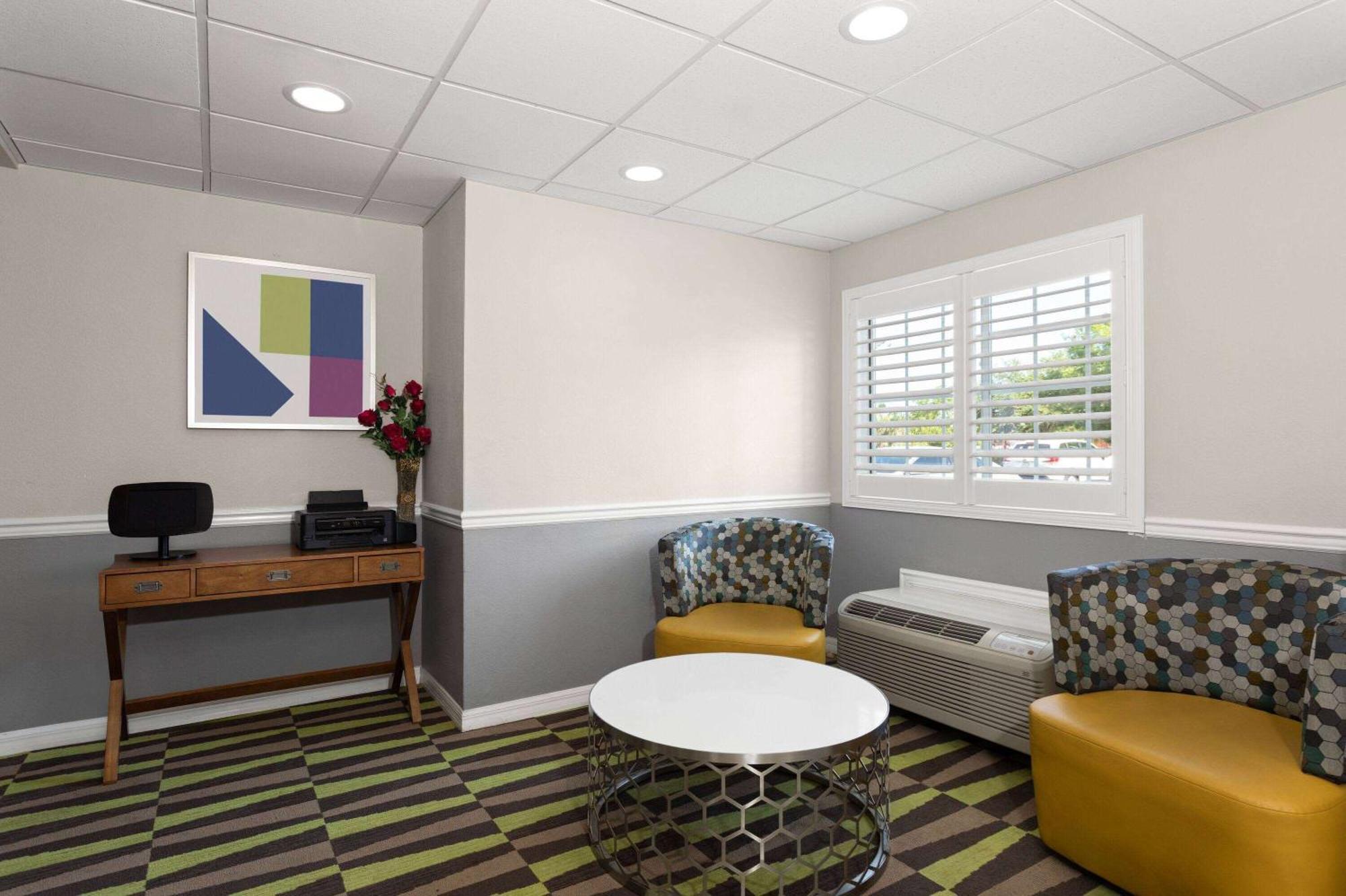Microtel Inn & Suites By Wyndham Panama City Eksteriør billede